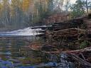 Вода в реке Ивдель сливается небольшим водопадом
