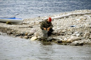Рыбак ловит Хариуса